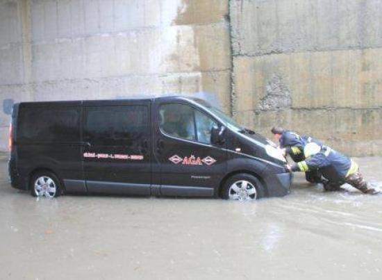 Yağmur Yağdı Midibüs 5 Yolcusuyla Yolda Mahsur Kaldı