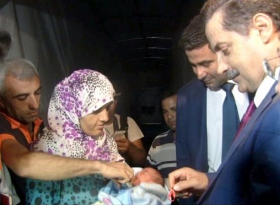 Bakan Çelik Suriyeli Bebeğe Altın Taktı