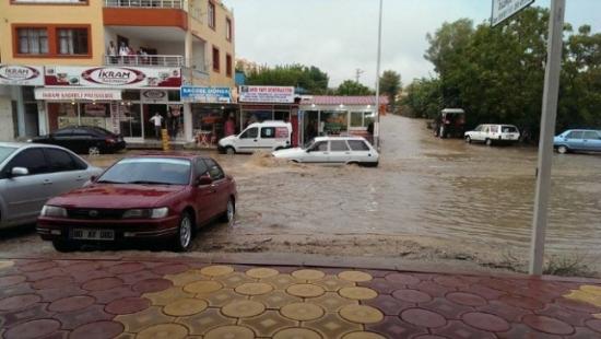 Kadirli'de Şiddetli Yağmur Sele Dönüştü