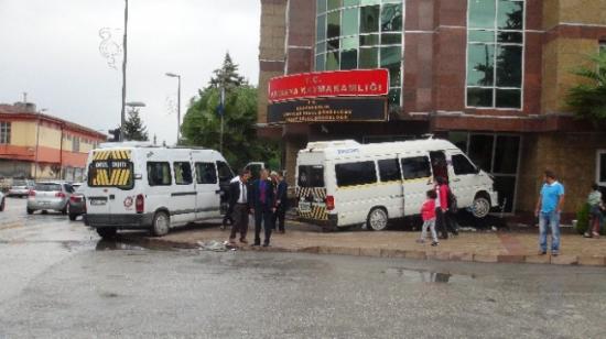 Kaza Yapan Öğrenci Servisleri Kaymakamlığa Daldı