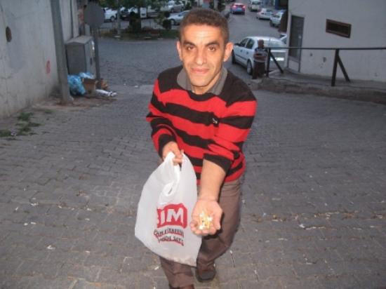 İzmarit Toplayıp Temizliğe Dikkat Çekti