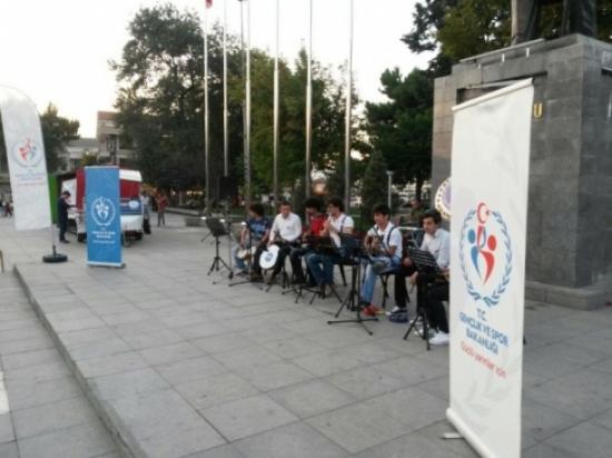 Gitar Öğrencilerinden Esnafa Konser