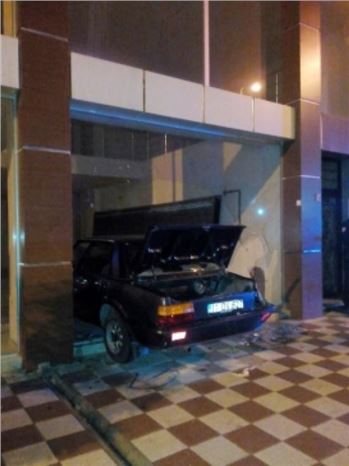 Otomobil Dükkana Girdi: 1 Yaralı