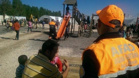 Vali Küçük Suriyeli Çocuklarla Özel Olarak İlgilendi