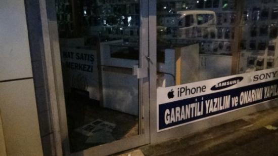Camını Kırdıkları İşyerindeki Telefonları Çaldılar