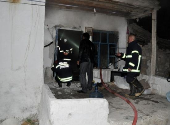 İtfaiye Yanan Eve Pencereden Girdi