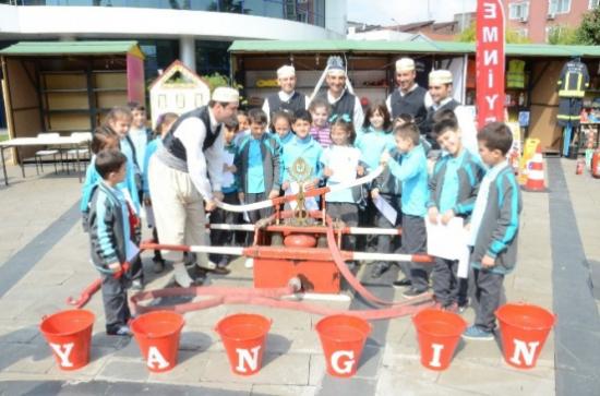 İtfaiye Standındaki Tulumbacılar Büyük İlgi Gördü