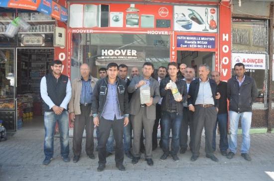 Vatandaşlar Çamurlu Akan İçme Suyu Nedeniyle Belediyeyi Protesto Etti