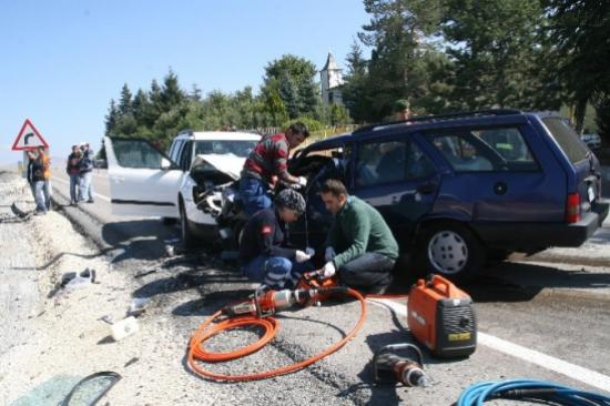 Yozgat'ta 2 Otomobil Çarpıştı: 1 Ölü 2 Yaralı