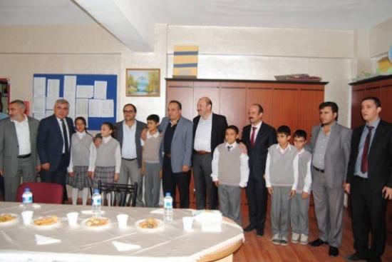 İşadamından Öğrencilere Kıyafet Yardımı