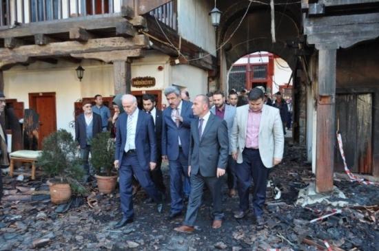 Vali Şahin Yangında Kül Olan Tarihi Taşhan'ı İnceledi