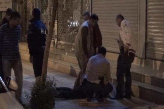 Diyarbakır'da Ateş Yakıp Yolu Trafiğe Kapatan Gruba Müdahale