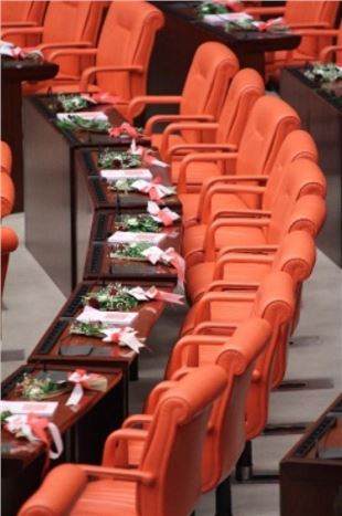 Milletvekilleri Genel Kurul'da Çiçeklerle Karşılandı