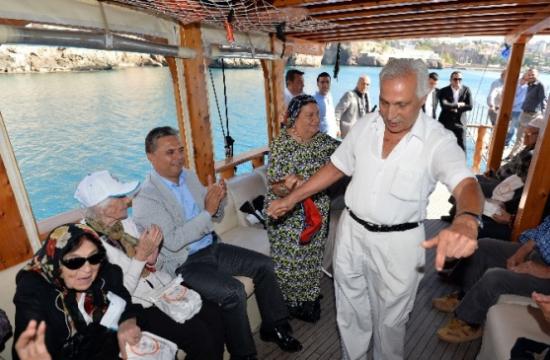 Başkan Uysal Yaşlılarla Yat Gezisi Yaptı