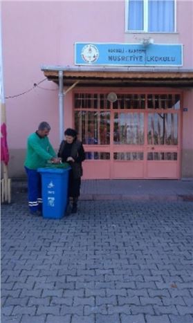 Kartepe Okullarında Çöp Sepetleri Ve Konteynerleri Yenileniyor