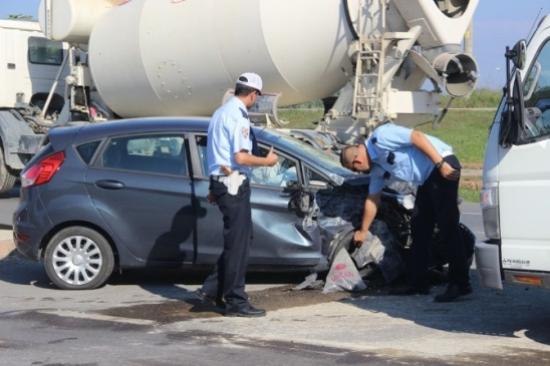 Beton Mikseriyle Otomobil Çarpıştı: İki Yaralı