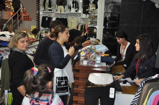 Vatandaşlar Mağazalara Akın Etti