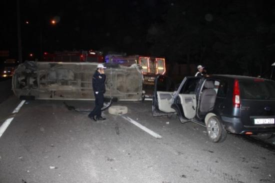 Otomobil Servis Minibüsüne Çarptı: 2 Yaralı