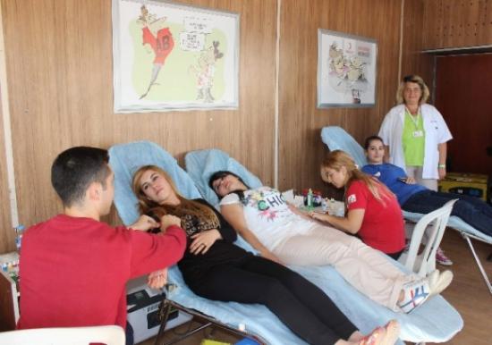 Kadınlar Da Kan Bağışında Bulunuyor