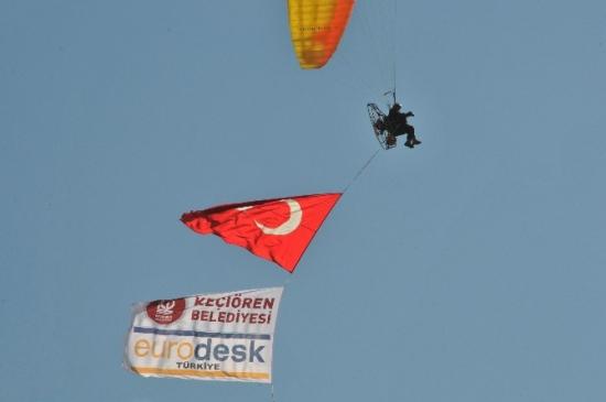 Motorlu Yamaç Paraşütleri Eurodesk İçin Havalandı