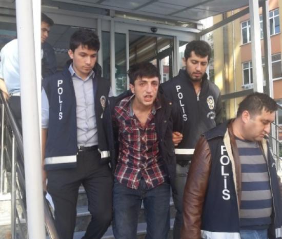 (özel Haber) Kiliseyi Soyup Sokak Ortasında İki Kişiyi Vuran Zanlı Kamerada