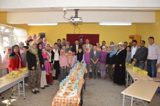 Seyitgazili İmam Hatip Öğrencilerinin Tablet Sevinci