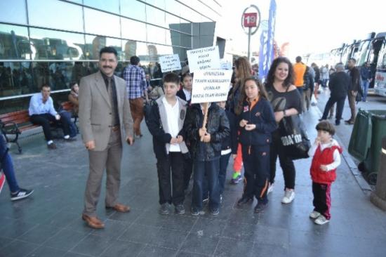 Özel Tekden Koleji Öğrencileri Şehir Terminalinde Bulunan Yolcuları Uğurladı