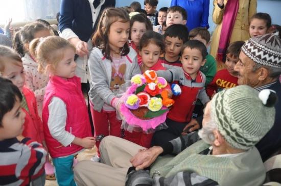 Dursunbey'de Minikler Yaşlıları Sevindirdi