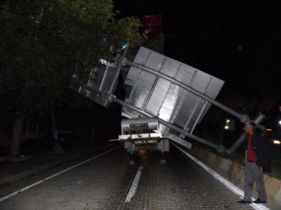 Tır'ın Dorsesi Açık Kaldı Facianın Eşiğinden Dönüldü