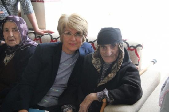 Chp Kadın Kollarından Huzur Evi Ziyareti