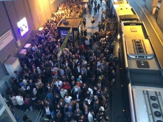 Bayram Trafiği Metrobüs Yolunu Çileye Dönüştürdü