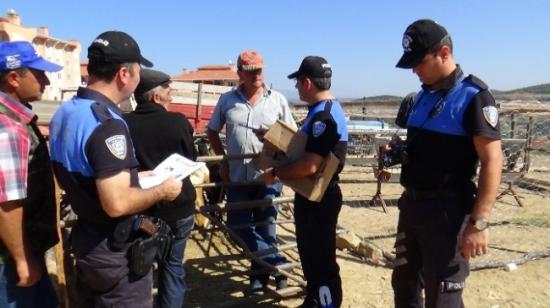Toplum Destekli Polis Hayvan Pazarında Satıcılara Sahte Para Hakkında Bilgi Verdi