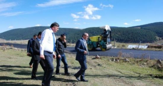 Vali Deniz köy yollarında ki asfalt çalışmalarını denetledi!