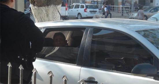 Oturduğu apartmanda hint keneviri yetiştirdi!