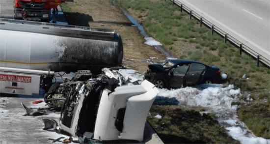 Akaryakıt tankeri otomobile çarptı: 8 yaralı!