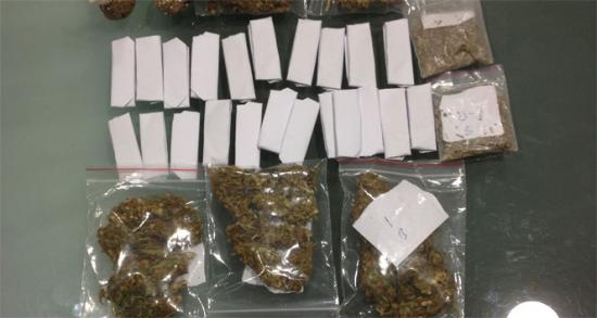 Okul önünde uyuşturucu satan zanlıya suçüstü!