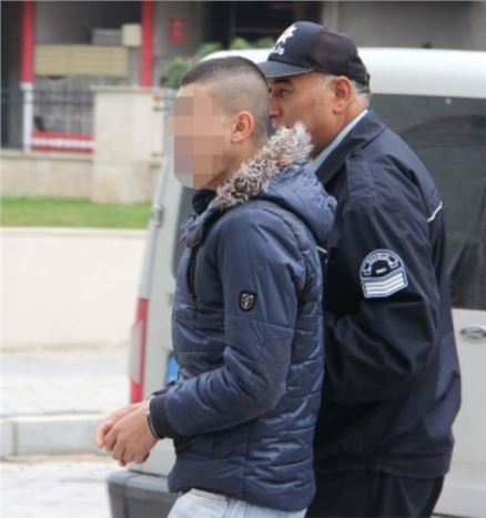 Silahı Yakalatınca Polisten Kaçan Genç Teslim Oldu