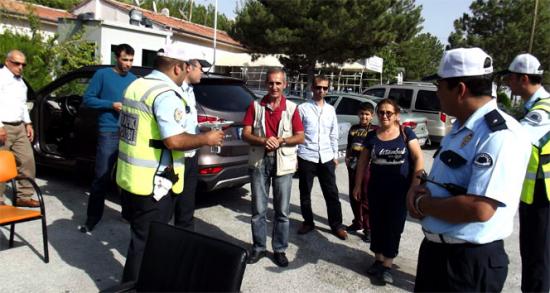 Polis aracı durdurunca ceza sandılar!