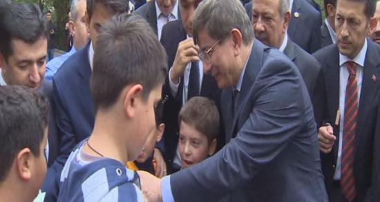 Davutoğlu çocuklarla top oynayıp, bayram harçlığı verdi!