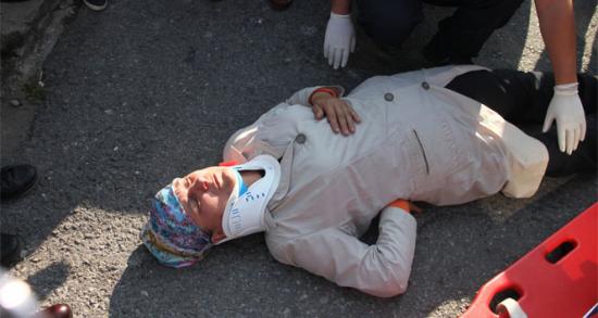 Kaldırımdan düşen kadın hastaneye kaldırıldı!