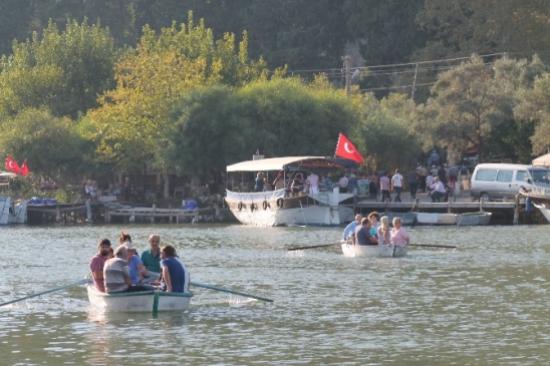 Ölmüşlerini Sandalla Ziyaret Ediyorlar