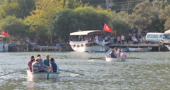Ölmüşlerini sandalla ziyaret ediyorlar!
