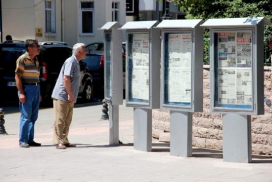 (özel Haber) 28 Yıldır Gazeteleri Panolardan Okuyorlar