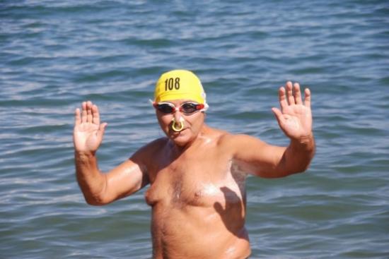 70 Yaşında 4.5 Kilometrelik Gölü Yüzerek Geçti