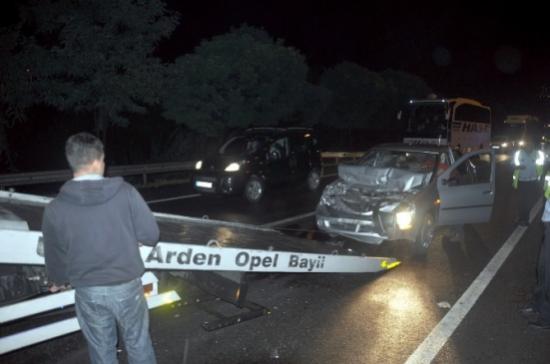 Otomobil Halk Otobüsüne Arkadan Çarptı: 4 Yaralı