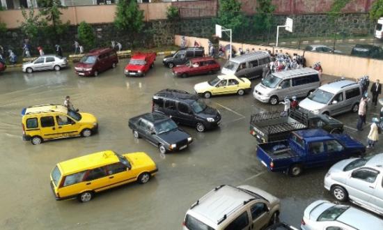 Okulun Bahçesini Su Bastı