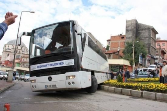 Bolu'da Otobüs Refüje Daldı