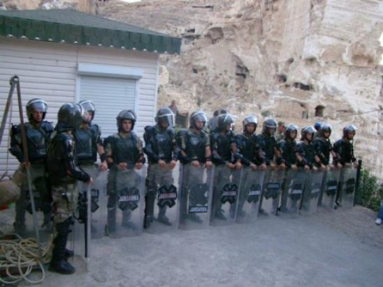 Kalenin Kilidini Kırarak Eylem Yaptılar