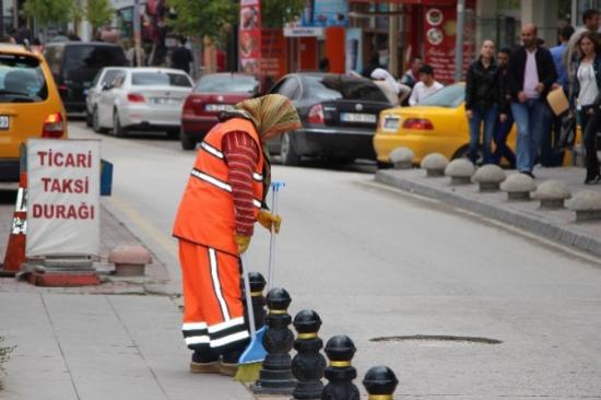 İzzet Baysal Caddesi'ne Kadın Eli Değdi
