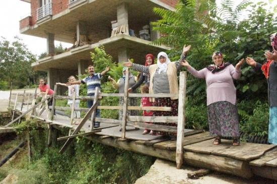 Rize'de Mahalle Yolunda Kütüklü Çile
